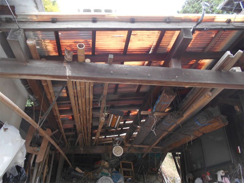 西面を下から見る!!<下地の状態が悪いです>