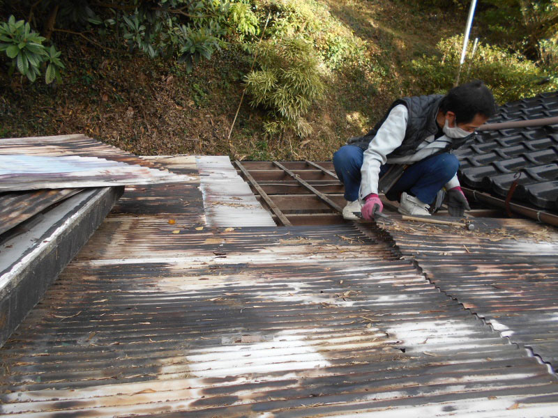 サポート柱用の部材を埋設する穴をピックでハツリます!!