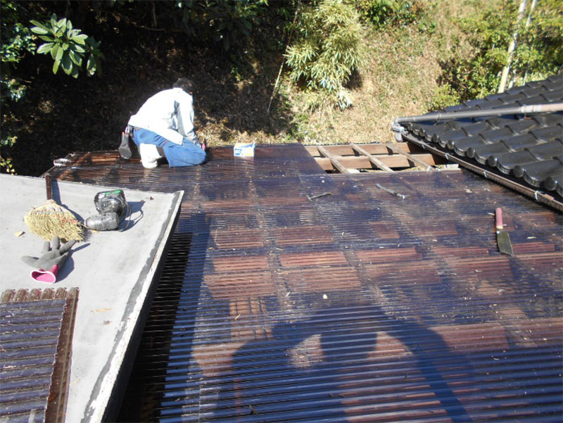 下地整備後新規の波板を張っています!!(西面)