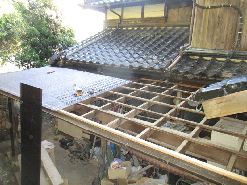 北面も既存の波板を撤去し、下地整備後新規の波板を張って行きます!!