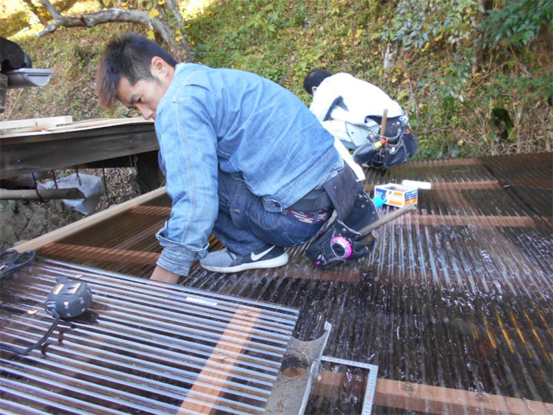 東面も既存の波トタンを撤去し、下地整備後新規のポリカ張って行きます!!