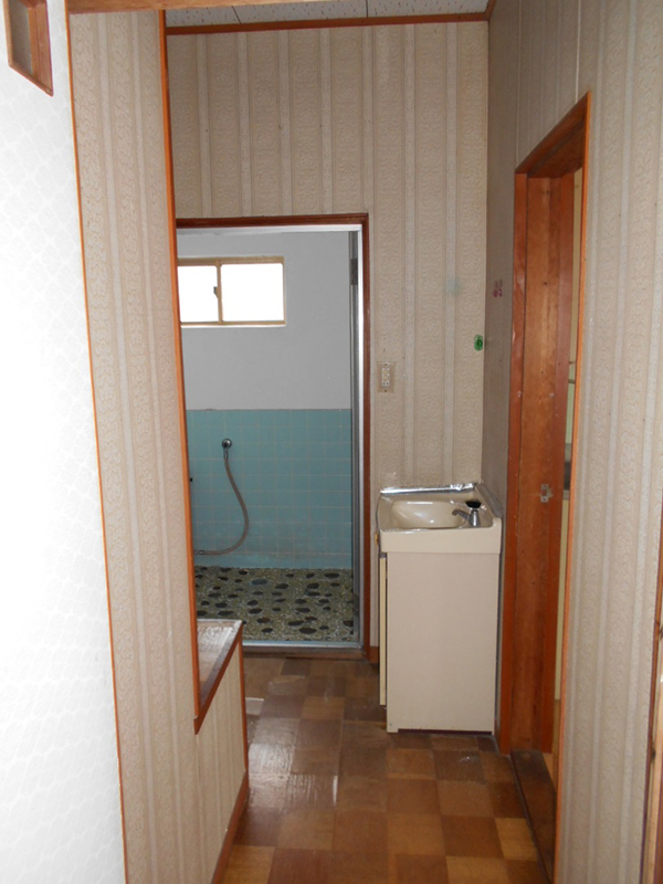 ビフォー!!(化粧台撤去後、洗濯機置き場に改修します)