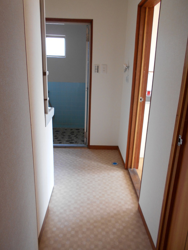 アフター!!(化粧台撤去後天井と壁をクロス仕上げにし、床にはCFを張りました)