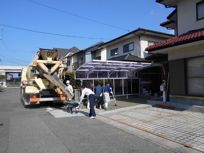 生コンを打設して行きます！！