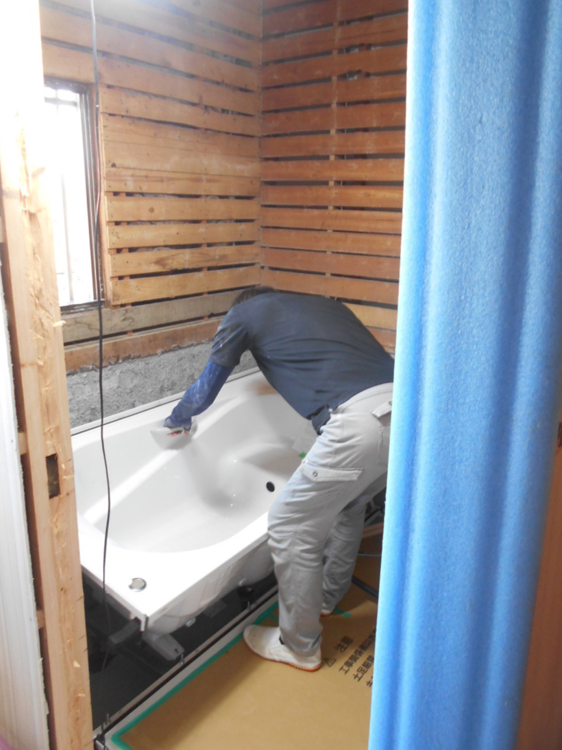 浴槽を据付けます！！