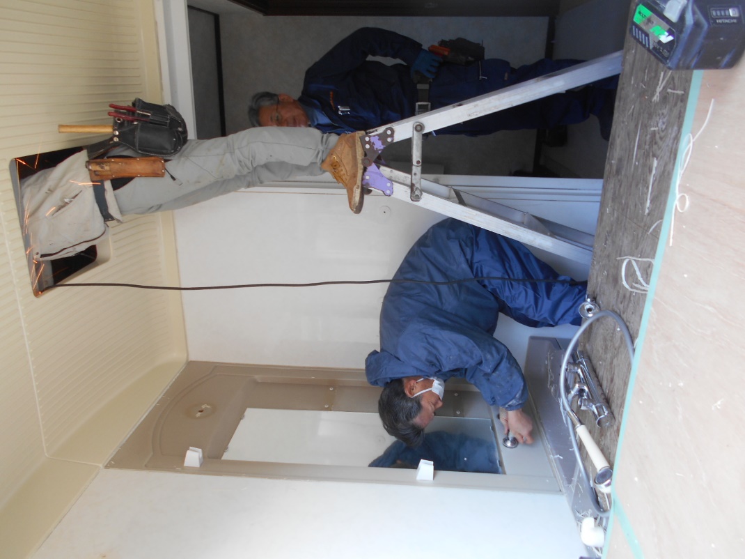 設備屋さんが水栓等を取り外します!!(外から見る)