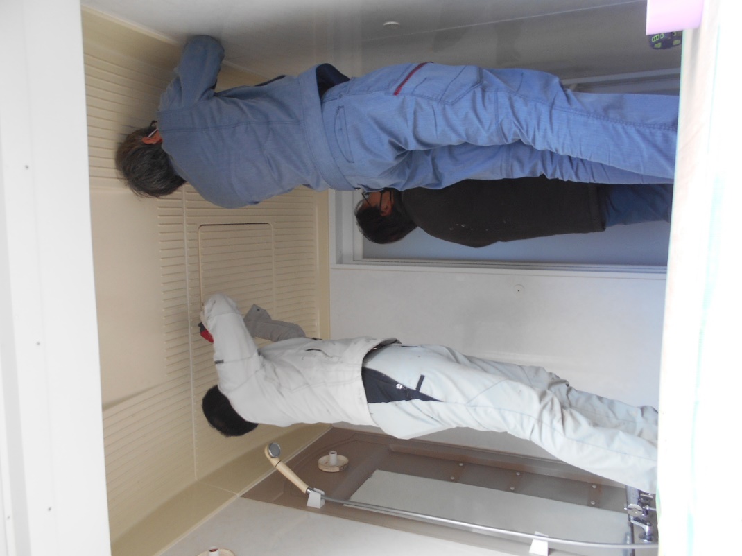 天井廻りのコーキングをカッターでカットします!1