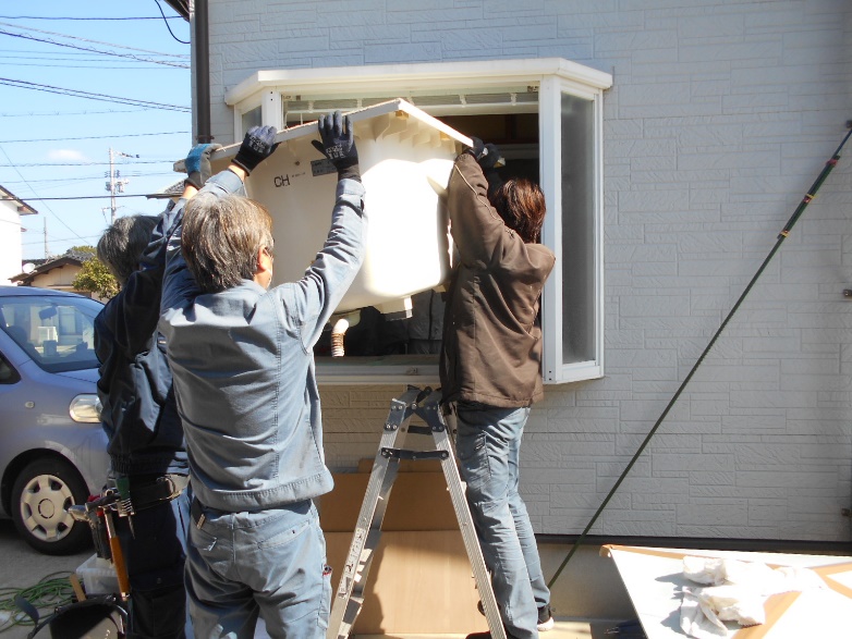 浴槽を解体し窓から外に出します!!