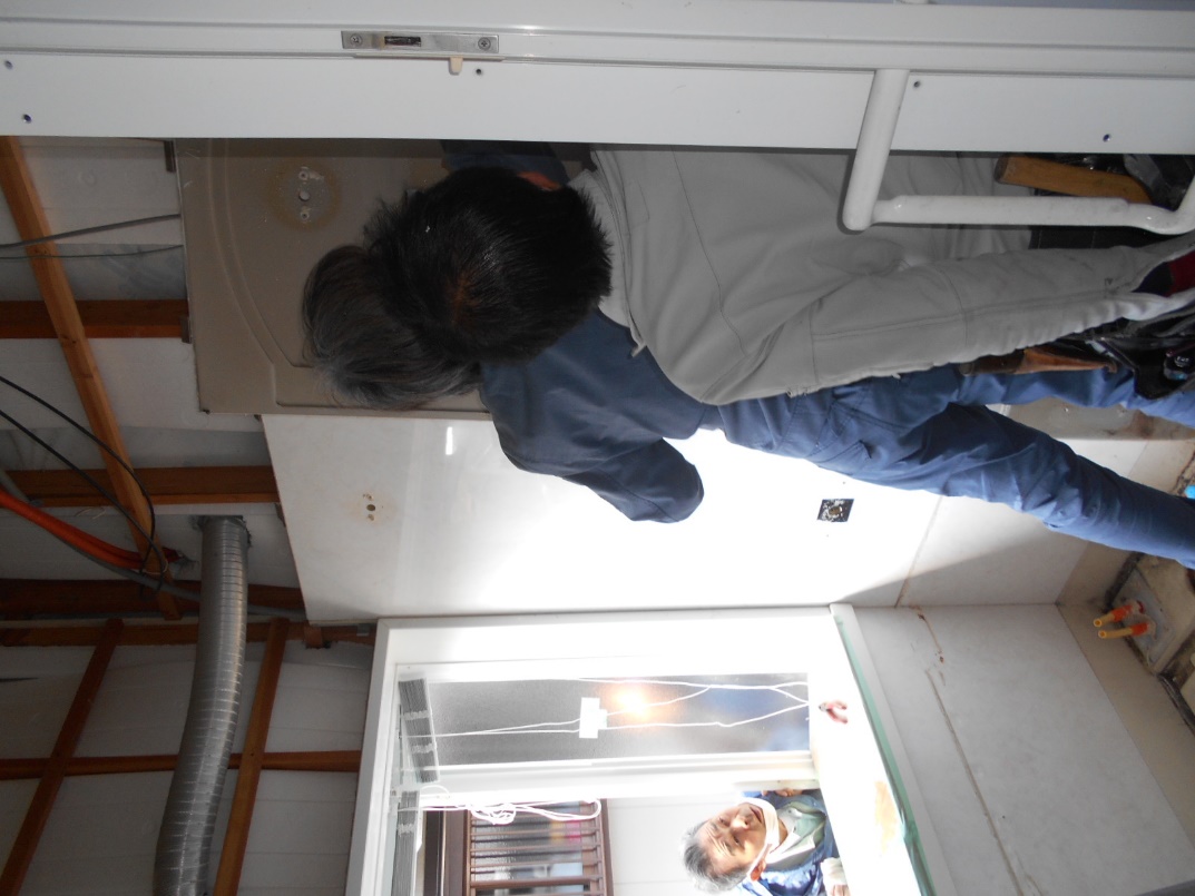 側面のパネルを解体します!!