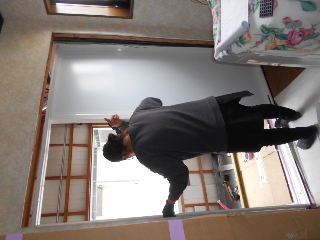 入口引き戸を組付けます!!