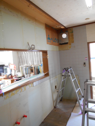 既存のキッチンを解体、撤去しました!!