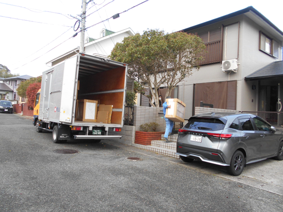 キッチンの部材を運び入れます!!