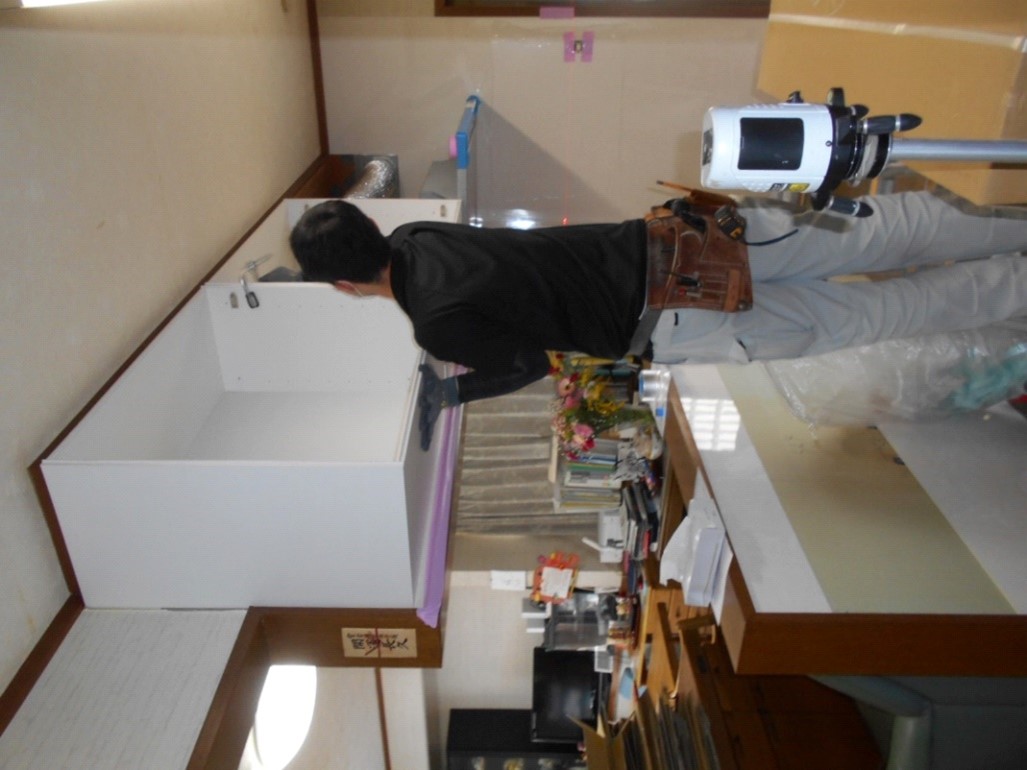 吊戸棚を組付けて行きます!!