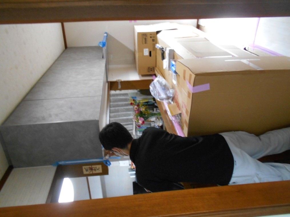 組付けが完了後、仕上げのコーキングを打ちます!!