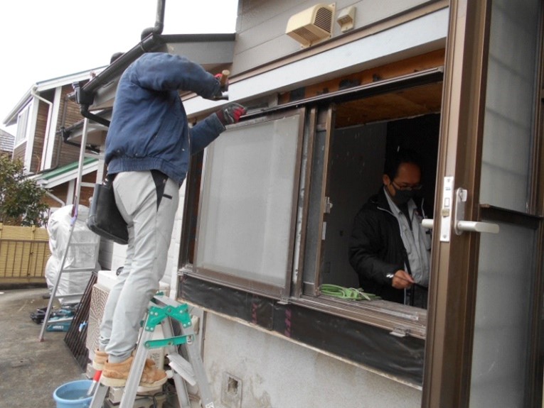 既存のサッシを撤去します!!