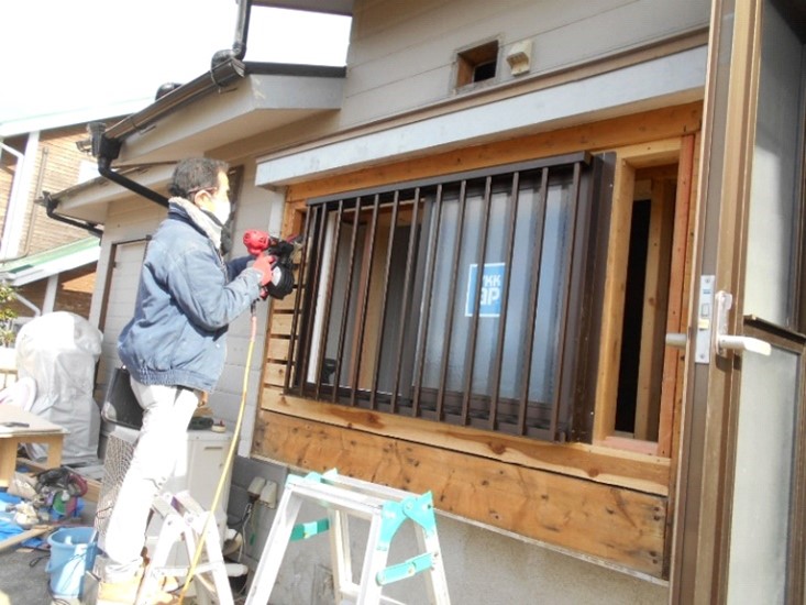 一回り小さいサッシに入れ替えます!!