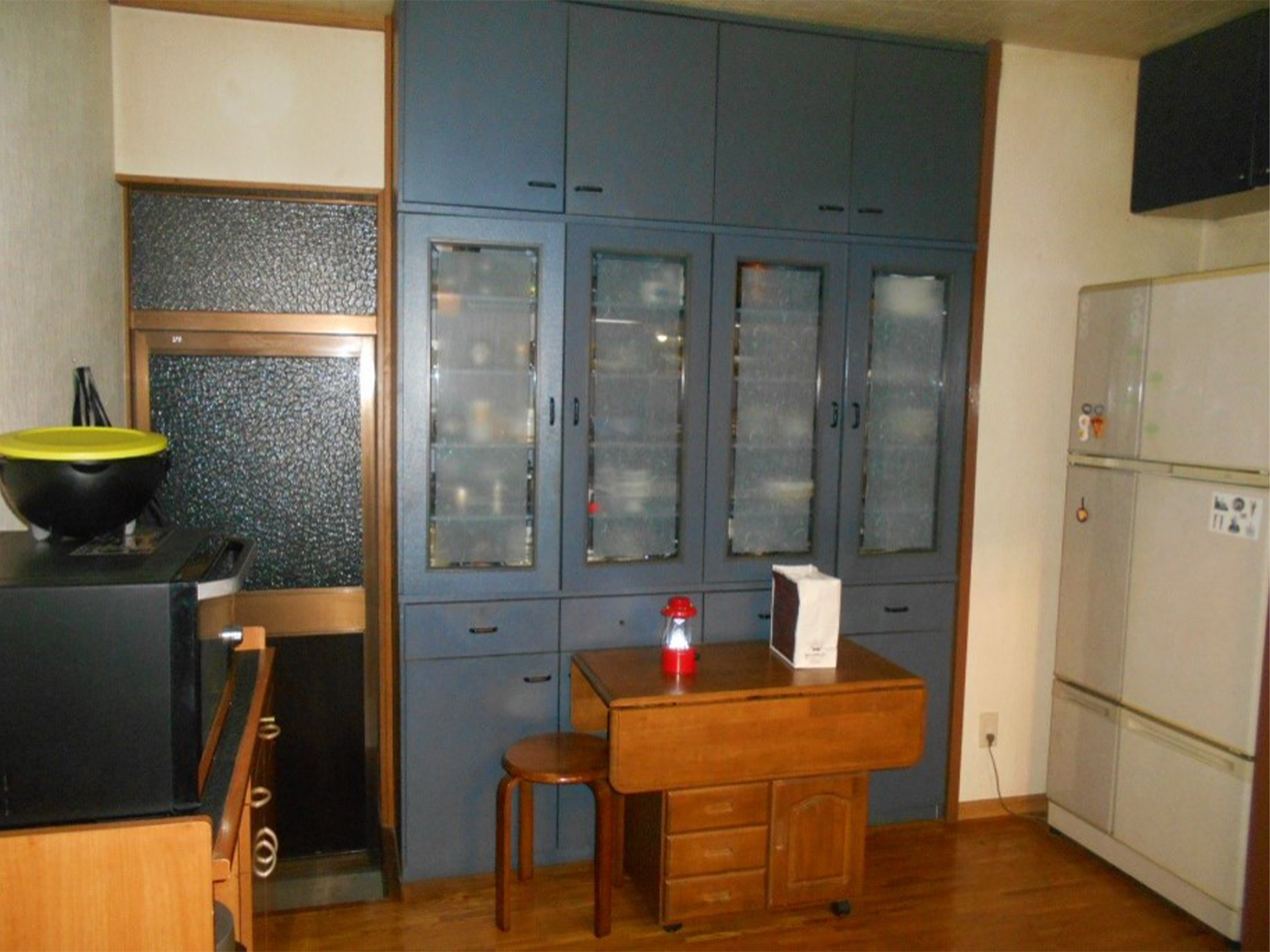 ビフォー！！（背面収納を見る）