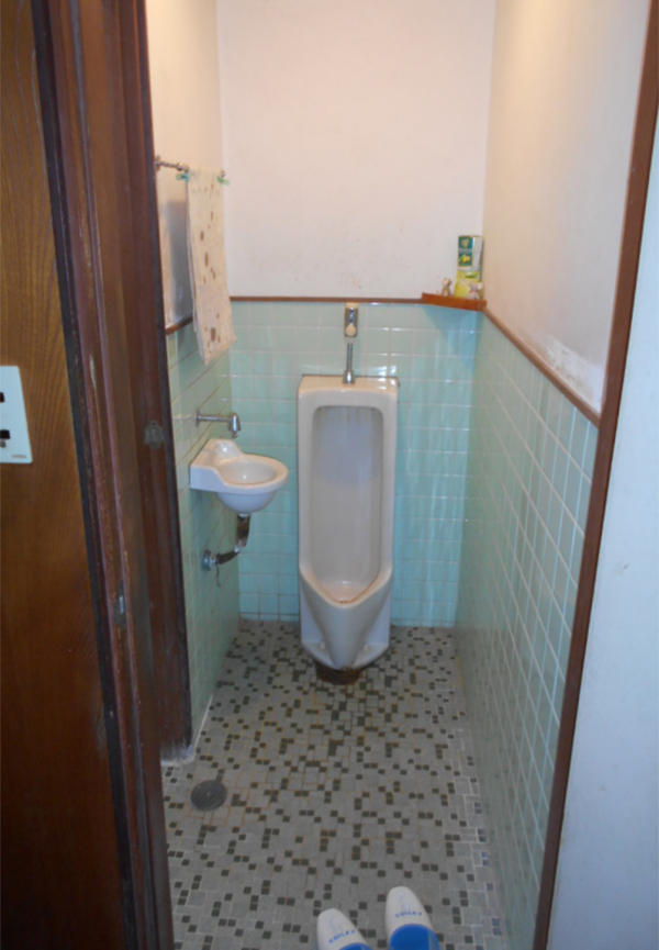 （右に小便器があります）