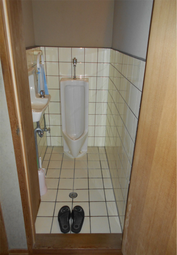 （左に小便器があります）