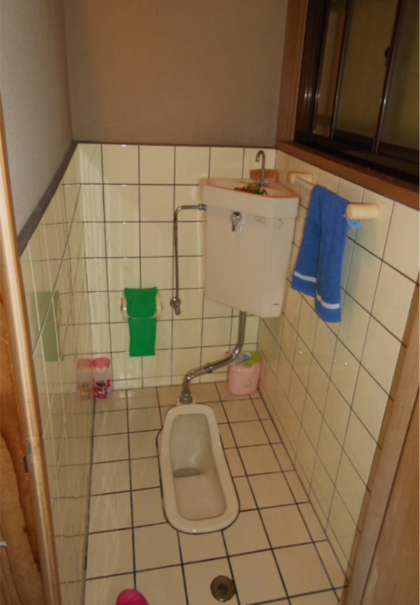 （右に大便器があります）