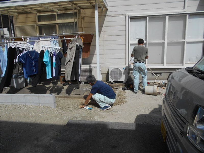 バイク保管庫にコンセントが要ると云うことで、電気屋さんが家から配線を引きます!!