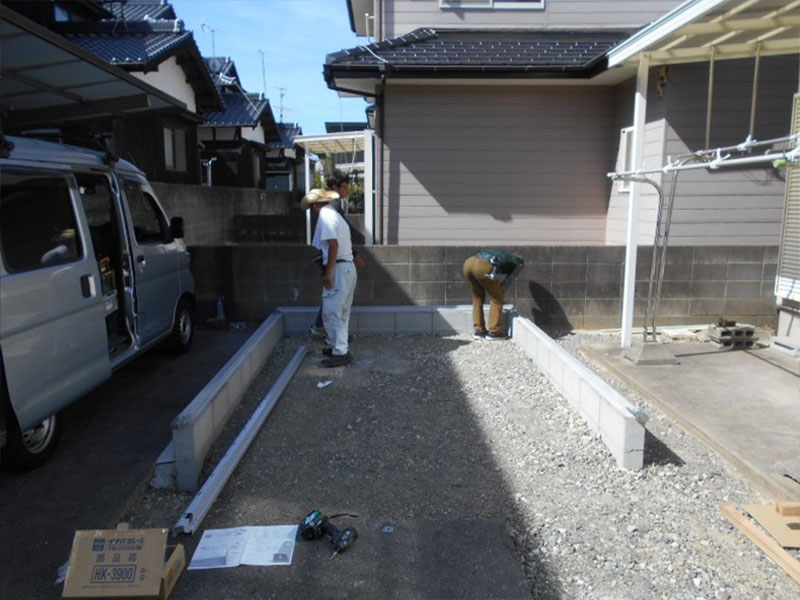 バイク保管庫の土台をセットします!!