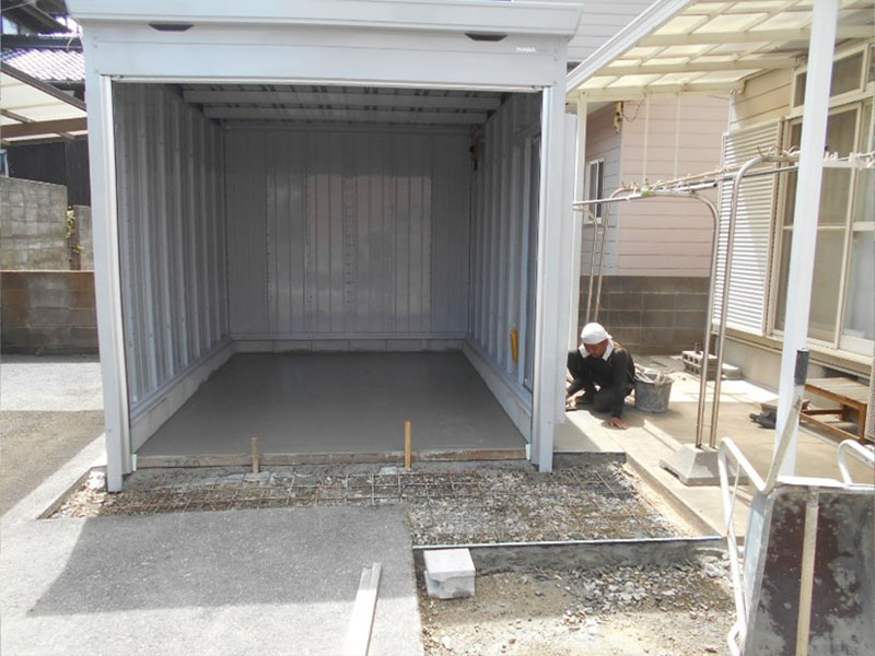 バイク保管庫の中と側面にコンクリートを打ちます!!