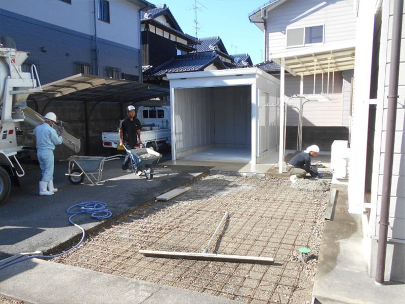 鋤取り、整地した外廻りにもコンクリートを 打ちます!!