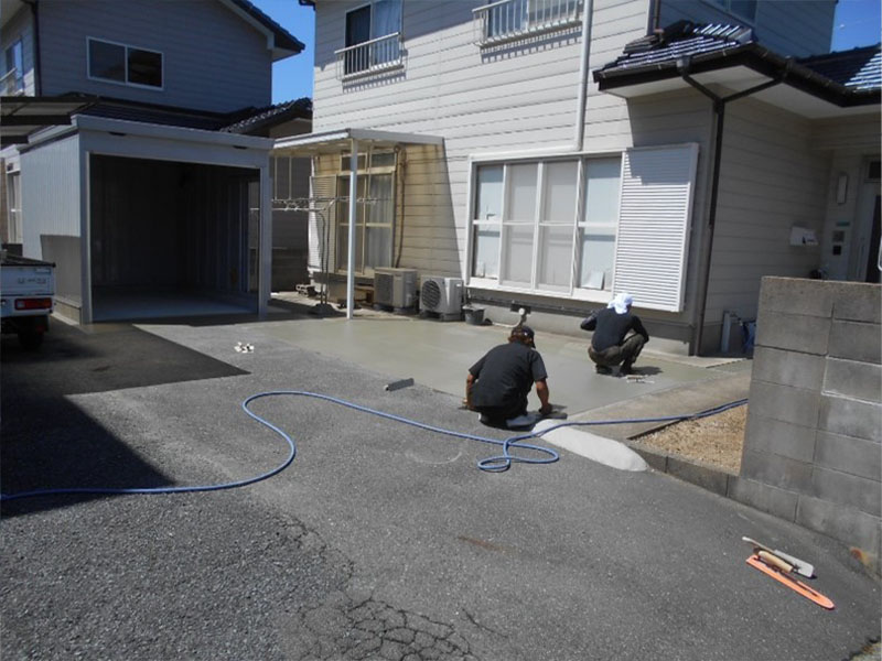 コテで抑えて仕上げます!!