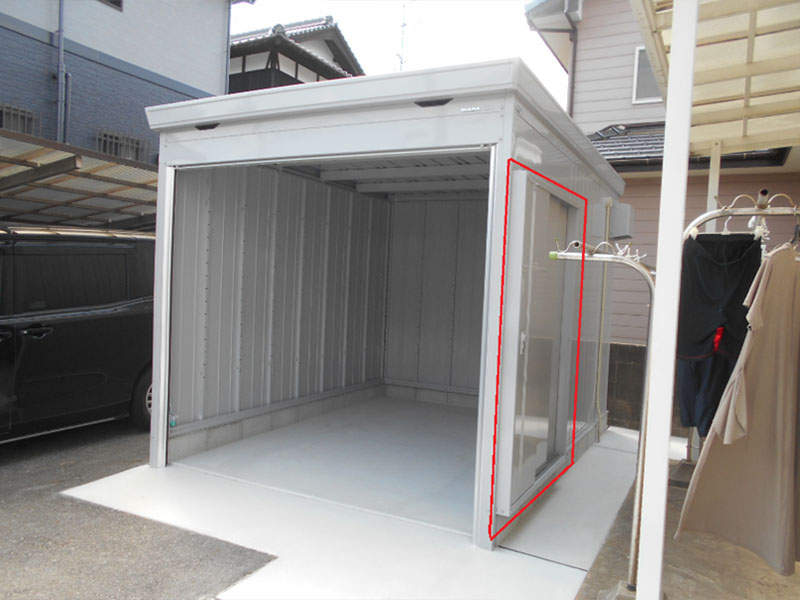 右側面(赤枠部分)にオプションで片引き戸を取付けました!!