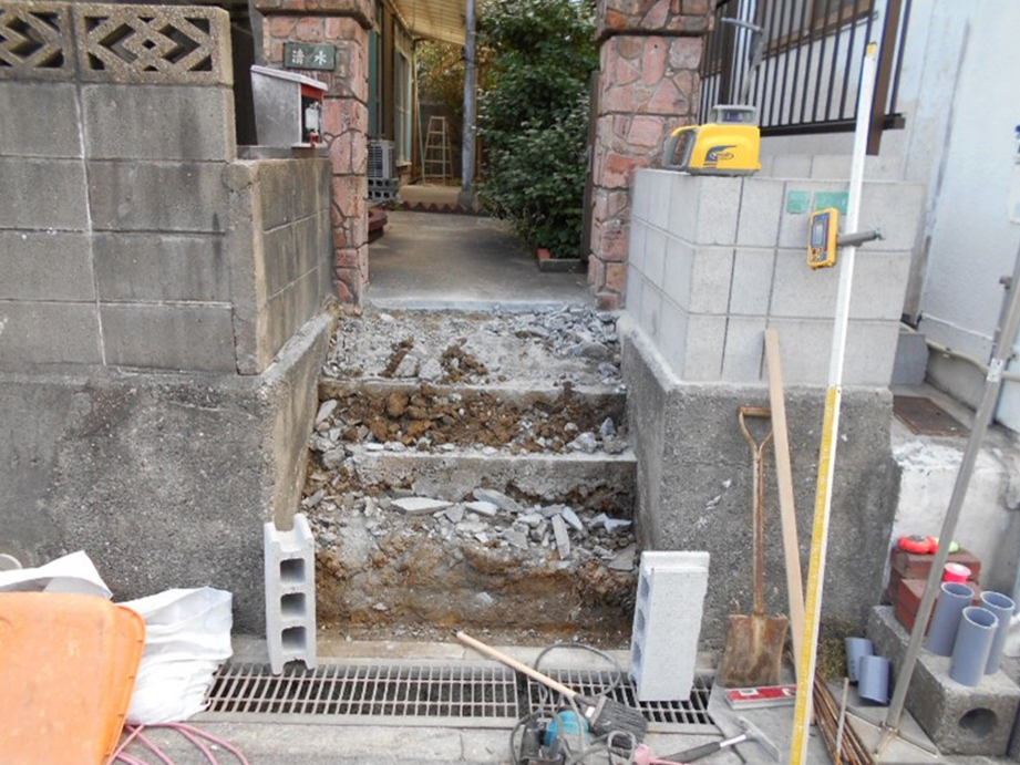 既存の階段を解体しました!!