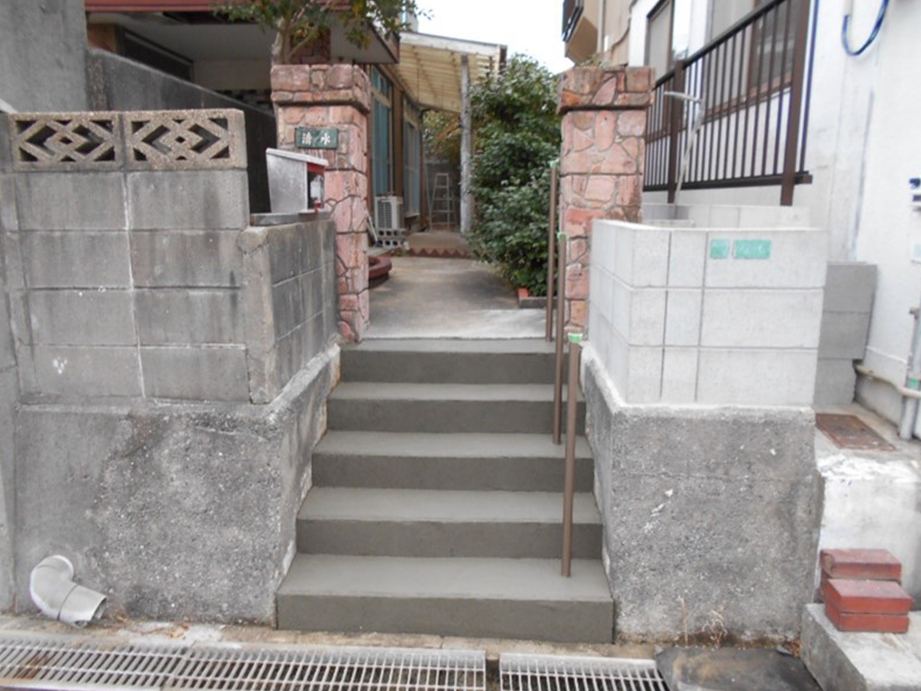 手摺りの柱を立て、モルタルの下塗りまでが完了しました!!