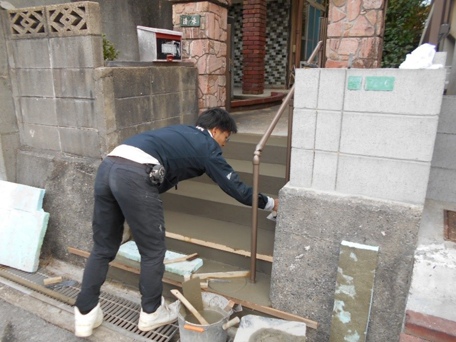 モルタルの仕上げ塗りをします!!