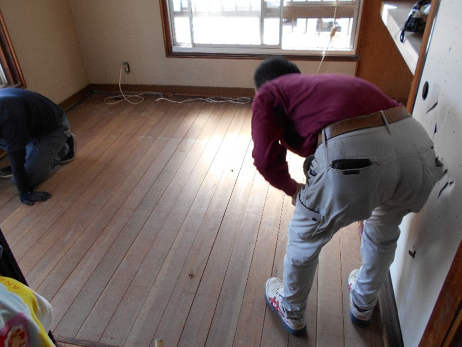 畳を撤去し、下地の根太の墨出しをします!!