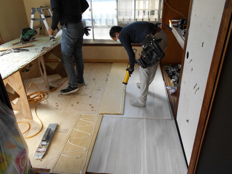 フロア材の裏に根太ボンドを塗布します!!