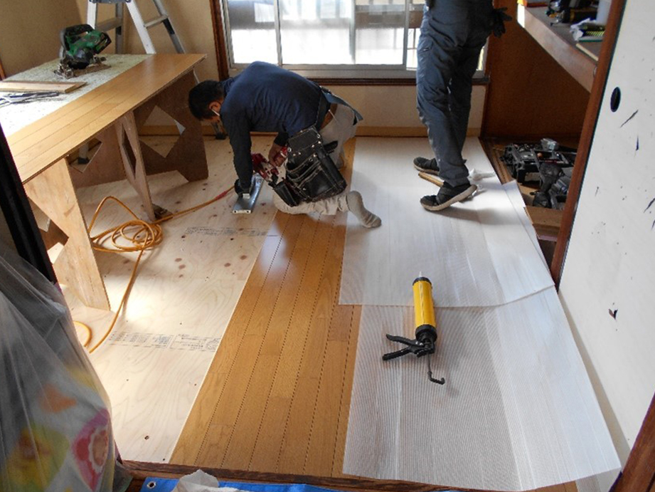 ボンドを塗布したフロア材を施工します!!