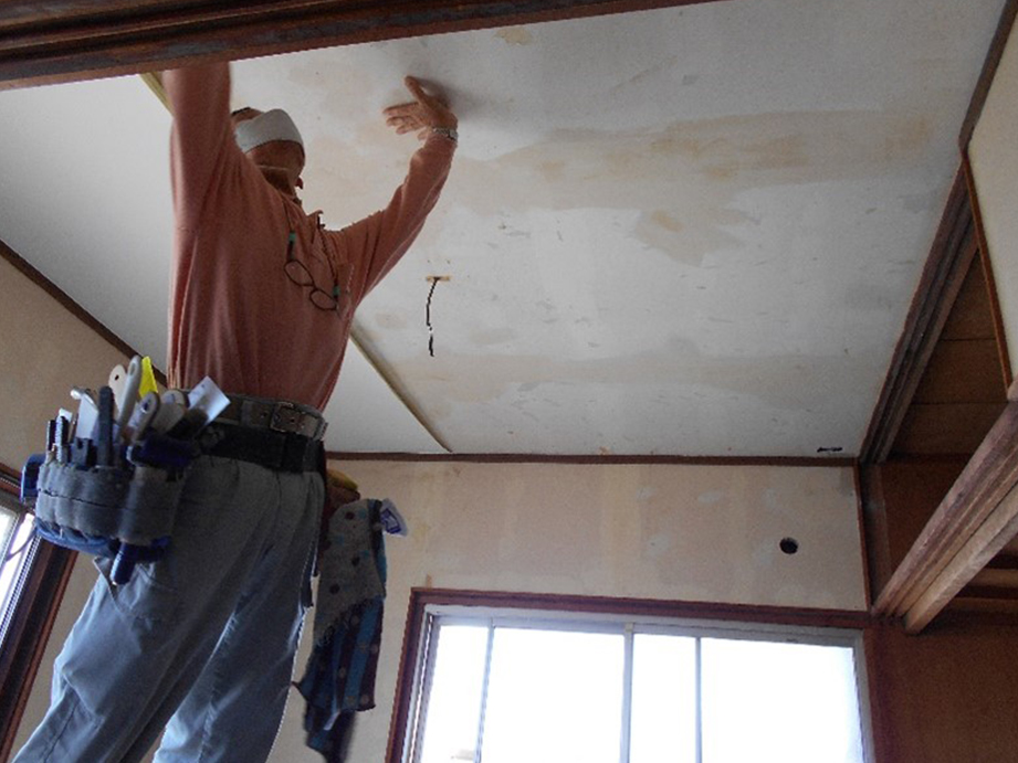 クロス屋さんが天井のクロスを張替えます!!