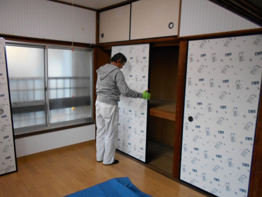 施主さんがネットで買い求めた襖紙をふすま屋さんに、無理を言って張替えて貰いました!!