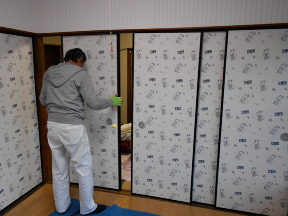 一般的な襖紙の見本帳には施主さんの希望の襖紙が無いので、ネットで探した様です!!