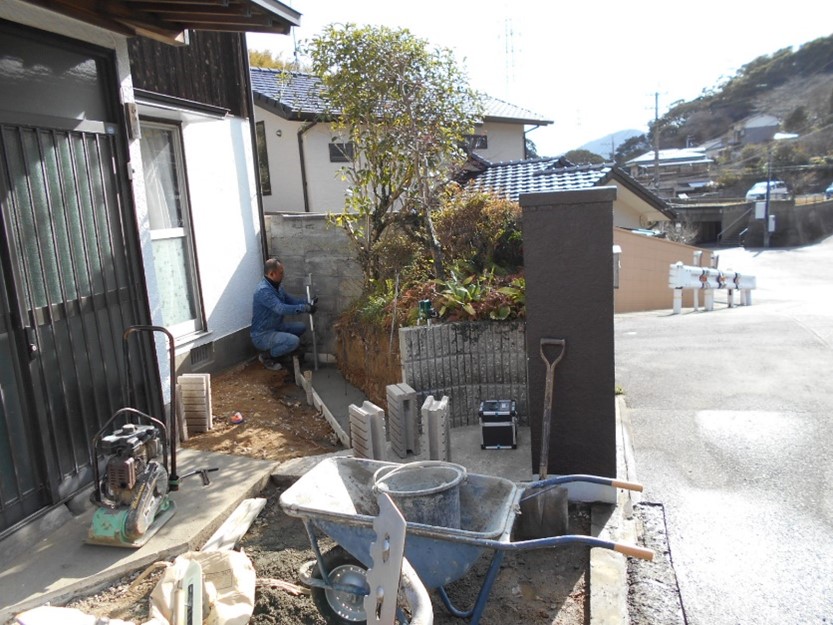 お庭の土留めのブロックのベースを打ちました!!