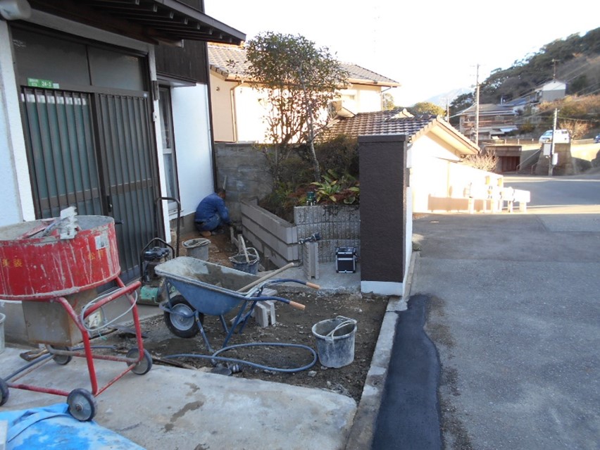 お庭に土留めブロックを積みます!!