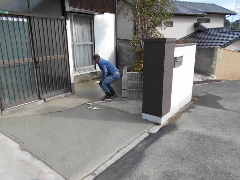 玄関前の土間と、お庭部分にコンクリートを打ちました!!