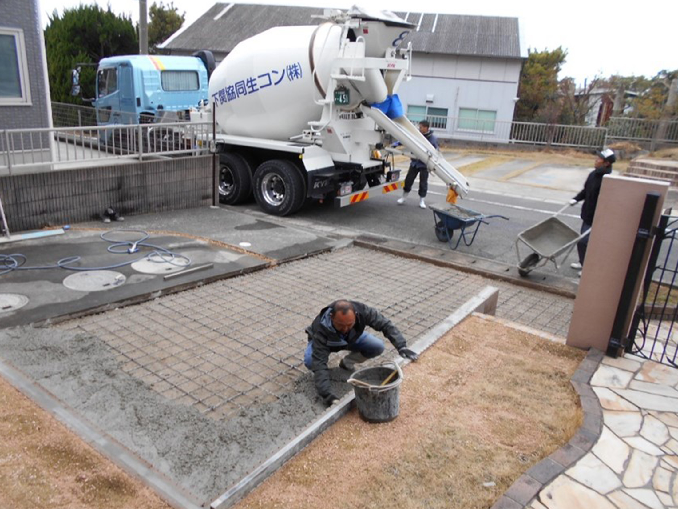 順次生コンを入れ、均して行きます！！
