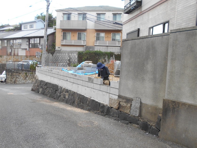 南側のブロック積みをしています！！