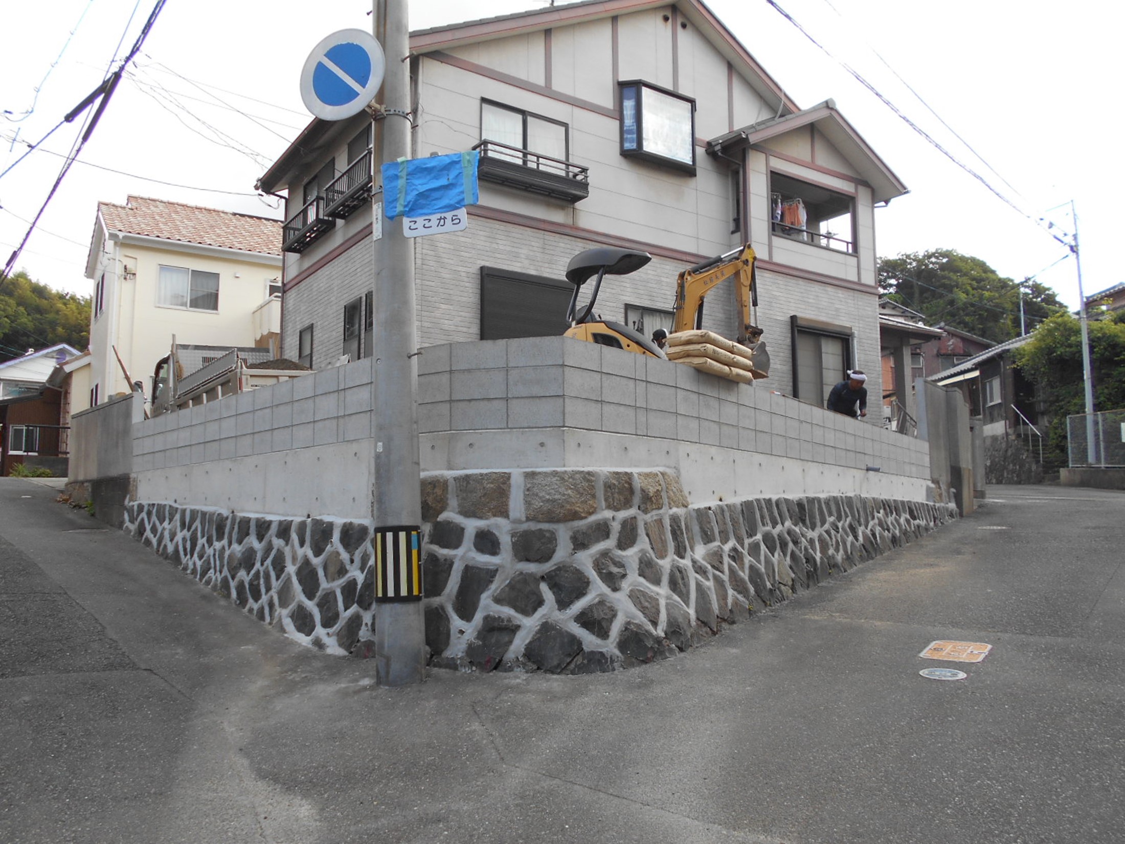 ブロック積みと下の石垣の隙間にモルタルを詰め、石垣の補強工事までが完了です！！