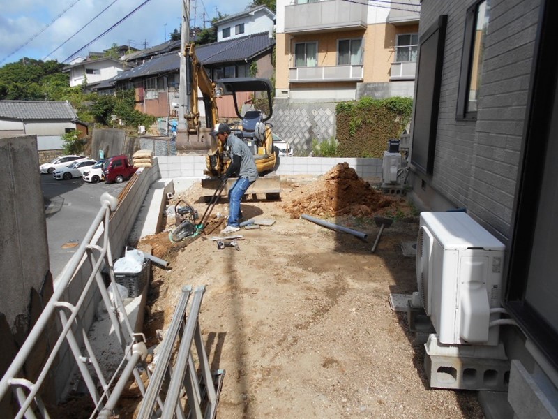 お庭の中の整地をします！！