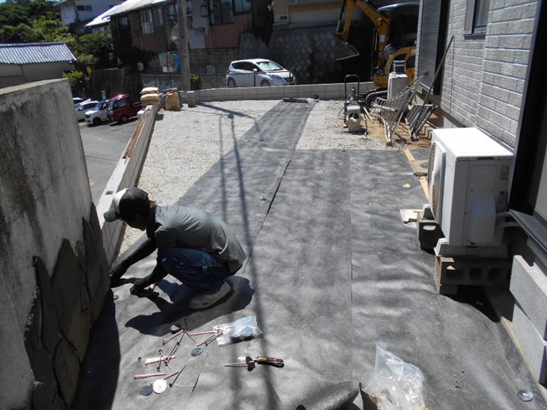 整地後砕石を入れ、転圧し防草シートを施工します！！