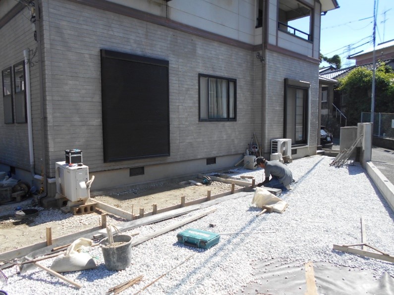 防草シートの上に化粧砂利を敷きました！！