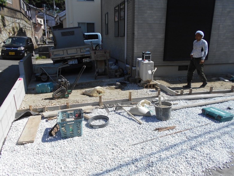 サンルームを施工する部分と駐車場の延長部分にコンクリートを打つための型枠を組みました！！