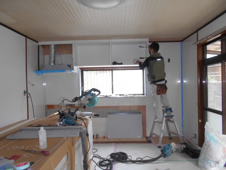 吊戸棚の組付けをしています。その後、下のシンク廻りの組付けをします！！